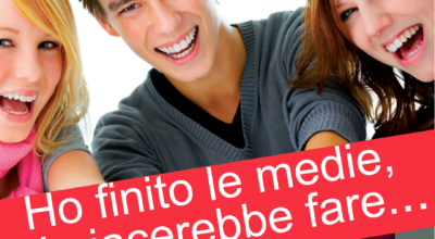 Due ragazze e un ragazzo che ridono e la scritta 